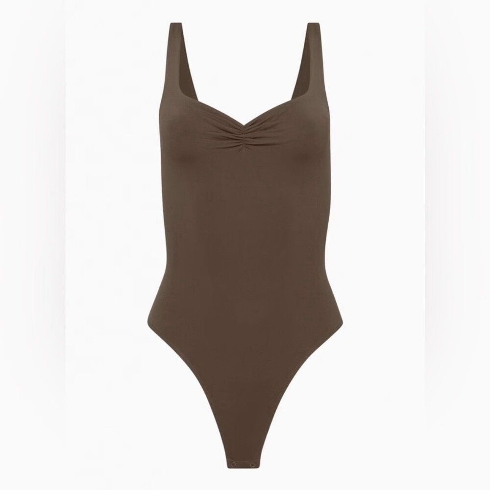 Aritzia Babaton Women's Medium Taupe V-Neck Contour Bodysuit Tank Lined Stretch